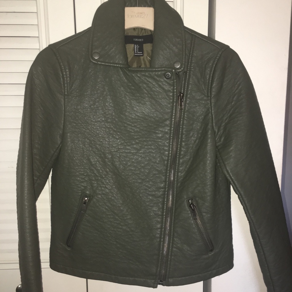 NWOT Gray faux leather super cute ❤️